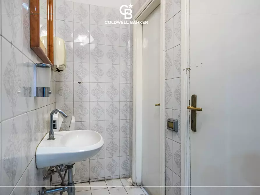 Immagine 19 di Locale commerciale in vendita  in Via Torre del Vescovo 1 a Pomezia