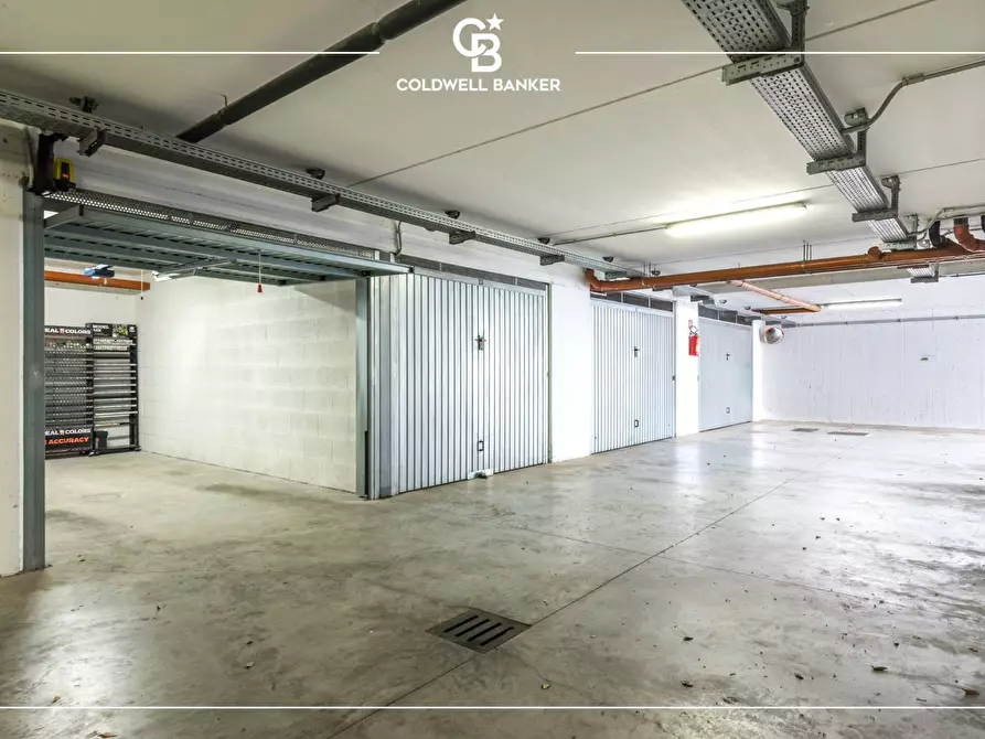 Immagine 2 di Box auto in vendita  in Via Cetraro 9 a Roma