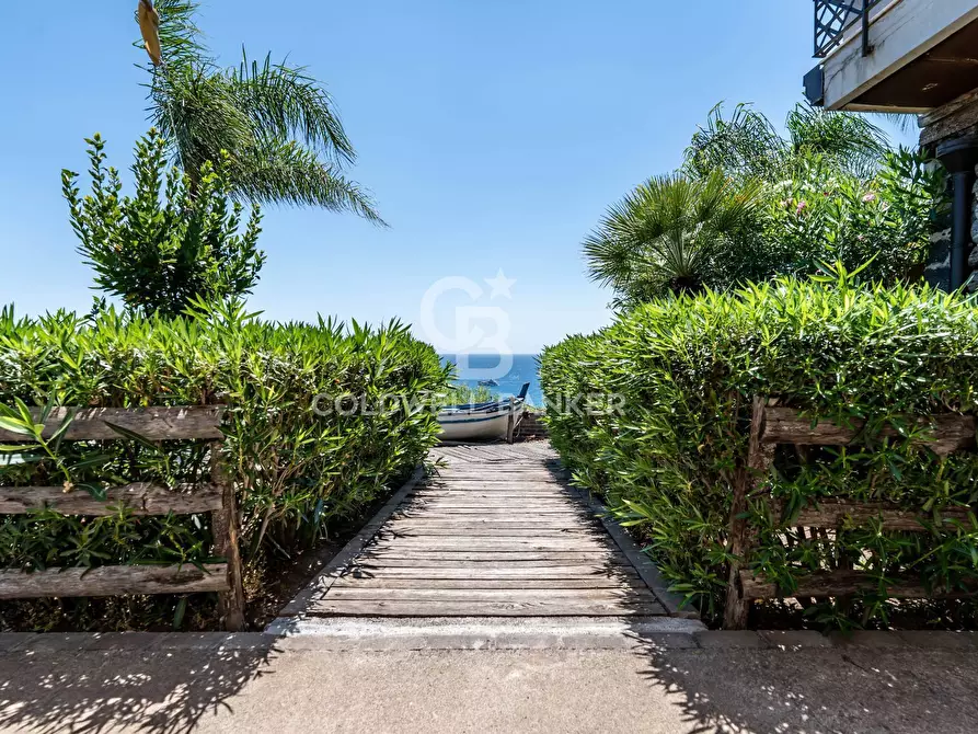 Immagine 8 di Villa in vendita  in via delle fornaci 3 a Giardini-Naxos