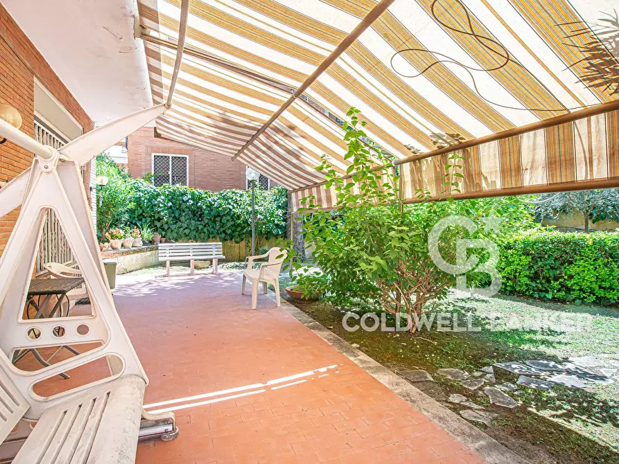 Immagine 35 di Appartamento in vendita  in Via Renato Fucini 200 a Roma