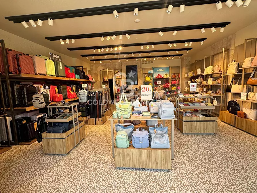 Immagine 1 di Locale commerciale in affitto  in Viale Europa 135 a Caltagirone