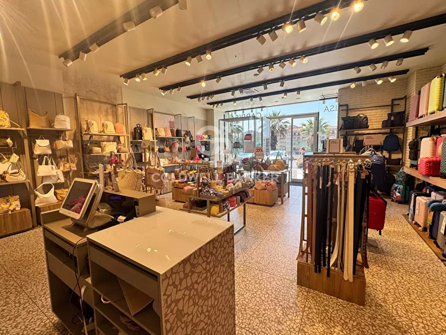 Immagine 3 di Attività commerciale in vendita  in Viale Europa 135 a Caltagirone