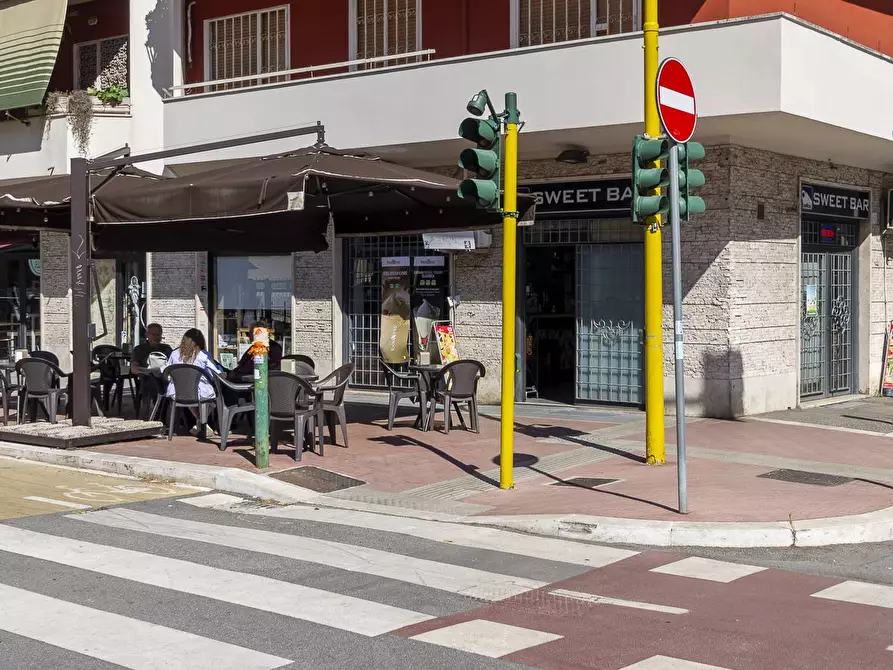 Immagine 1 di Attività commerciale in vendita  in VIALE APPIO CLAUDIO 216 a Roma
