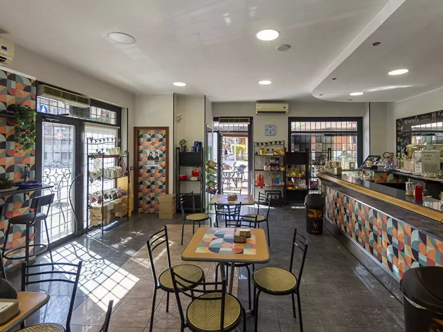 Immagine 9 di Attività commerciale in vendita  in VIALE APPIO CLAUDIO 216 a Roma