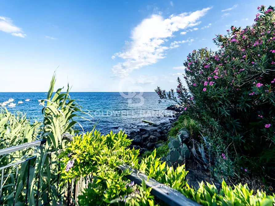 Immagine 20 di Villa in vendita  in Via Garritta 62 a Acireale