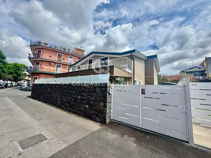 Immagine 2 di Villa in vendita  in Via Brindisi 18 a San Giovanni La Punta