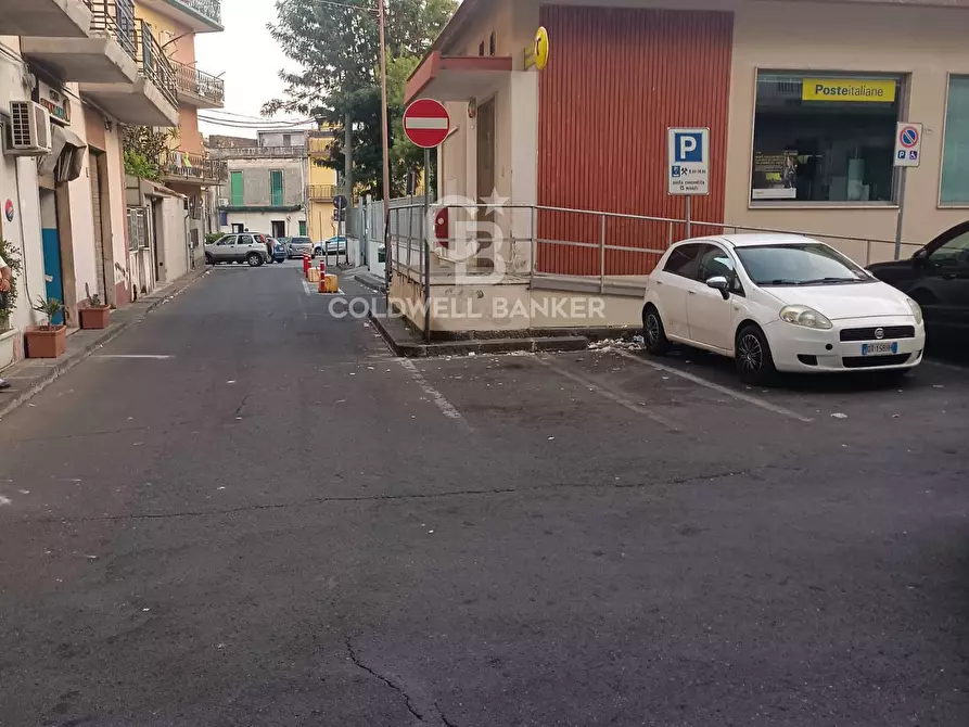 Immagine 1 di Locale commerciale in vendita  in Galileo Galilei 14 a Aci Catena