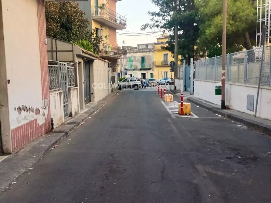 Immagine 4 di Locale commerciale in vendita  in Galileo Galilei 14 a Aci Catena