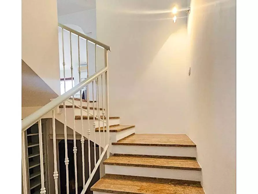 Immagine 22 di Casa semindipendente in affitto  in Viale Delle Ginestre 25 a Salerno