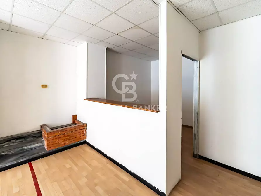 Immagine 10 di Locale commerciale in vendita  in Via Piemonte 20-22 a Acireale