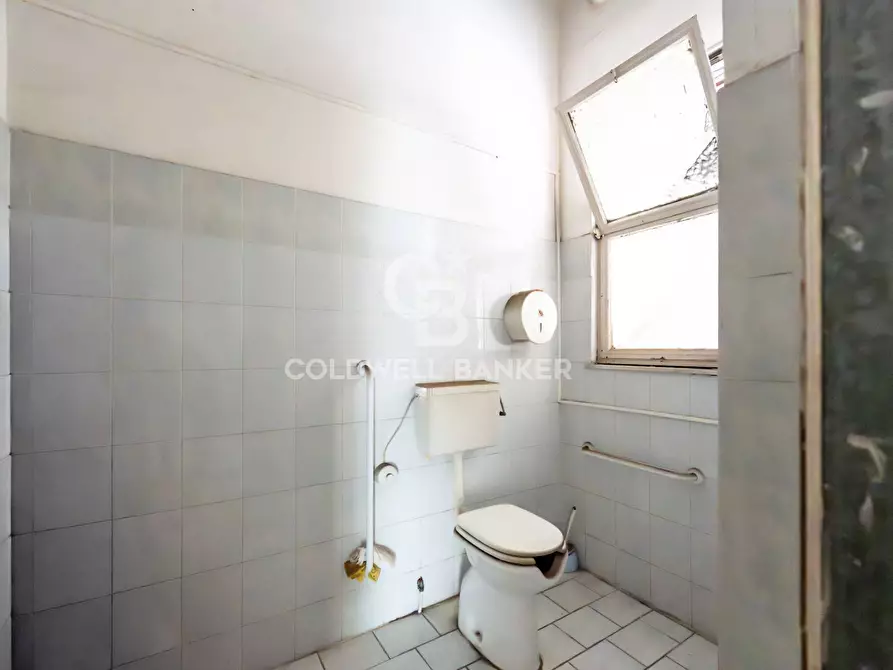 Immagine 13 di Locale commerciale in vendita  in Via Piemonte 20-22 a Acireale