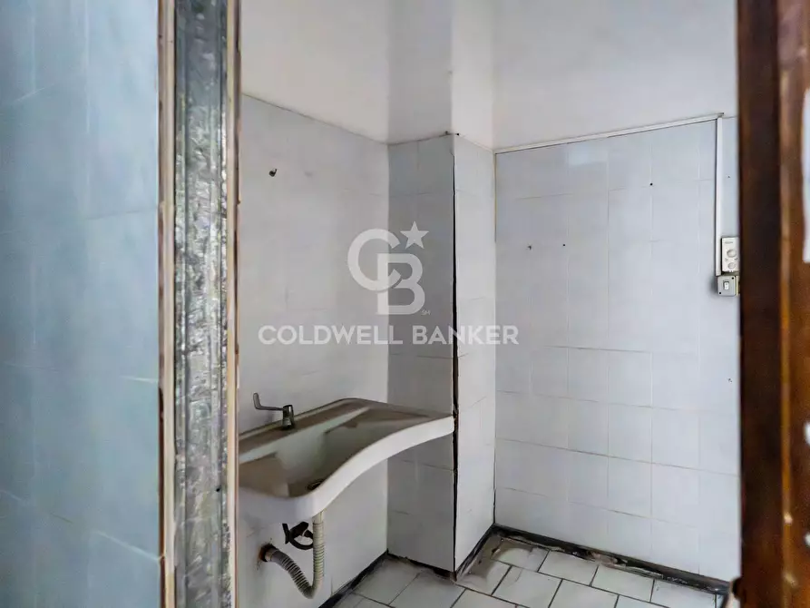 Immagine 14 di Locale commerciale in vendita  in Via Piemonte 20-22 a Acireale