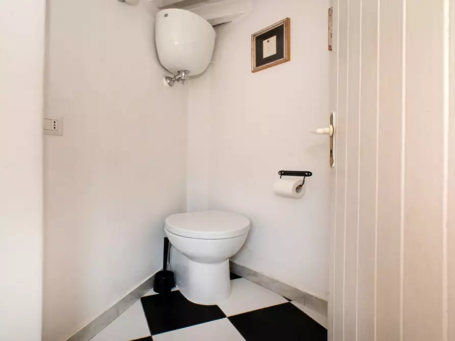 Immagine 29 di Attico in vendita  in Via Degli Zingari 47 a Roma