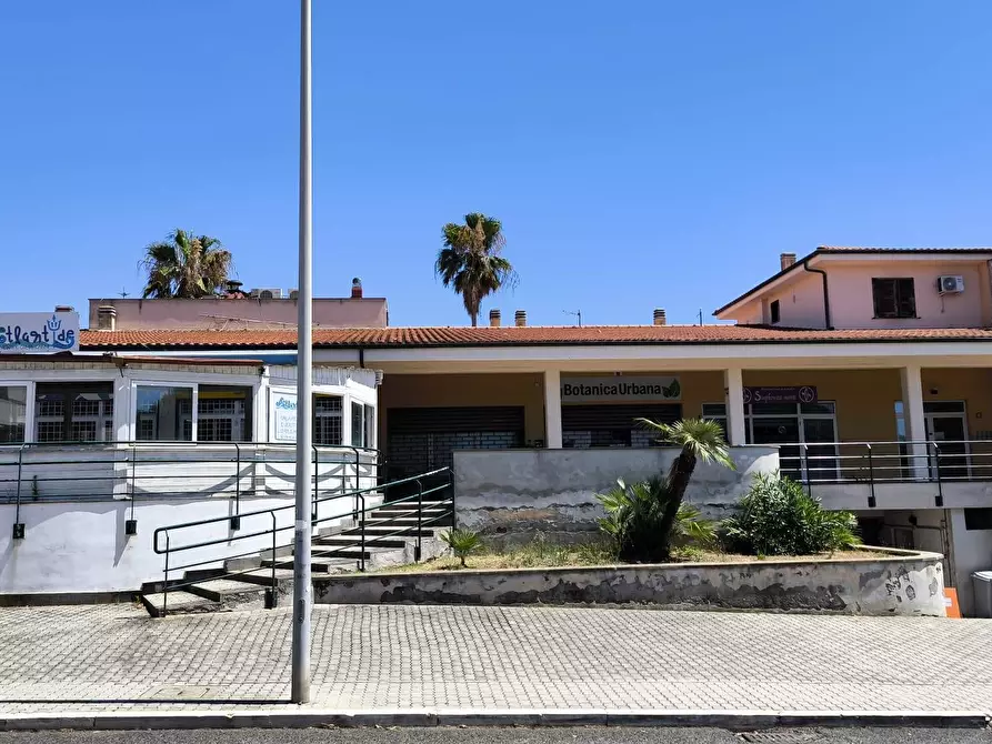 Immagine 2 di Negozio in vendita  in VIA OCEANO PACIFICO a Santa Marinella