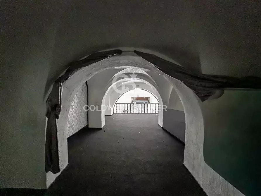 Immagine 3 di Locale commerciale in vendita  in Via G. Garibaldi 70 a Catania