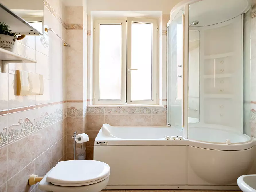 Immagine 18 di Appartamento in vendita  in Sampietrini 125 a Roma