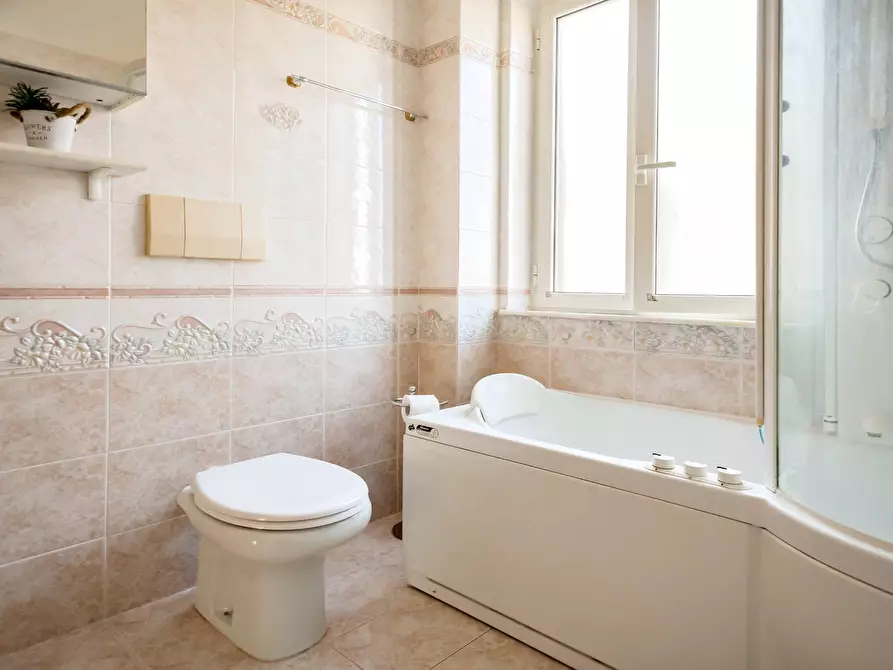 Immagine 19 di Appartamento in vendita  in Sampietrini 125 a Roma