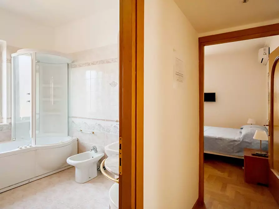 Immagine 21 di Appartamento in vendita  in Sampietrini 125 a Roma