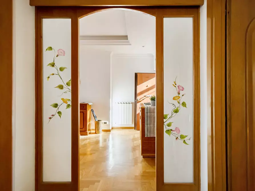 Immagine 2 di Appartamento in vendita  in Sampietrini 125 a Roma