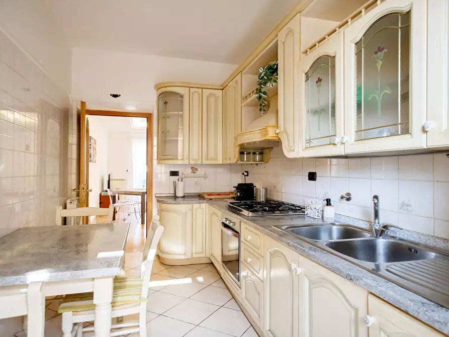 Immagine 32 di Appartamento in vendita  in Sampietrini 125 a Roma