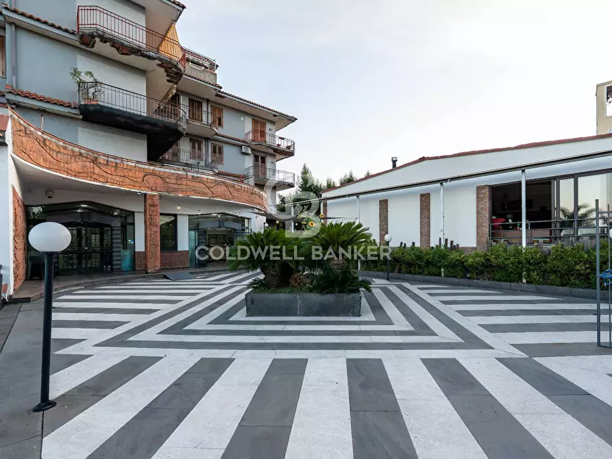 Immagine 1 di Locale commerciale in vendita  in Piazza Roma 11 a Milo