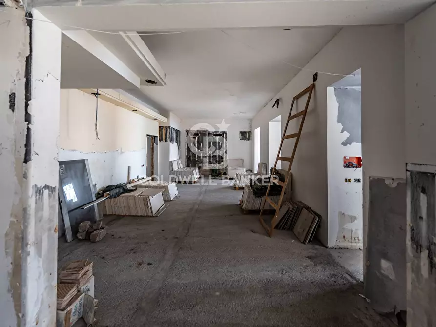 Immagine 83 di Locale commerciale in vendita  in Via Mollica 71 a Aci Castello