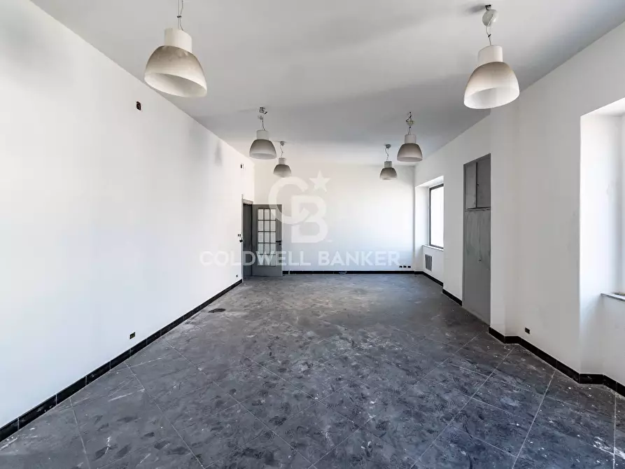 Immagine 90 di Locale commerciale in vendita  in Via Mollica 71 a Aci Castello