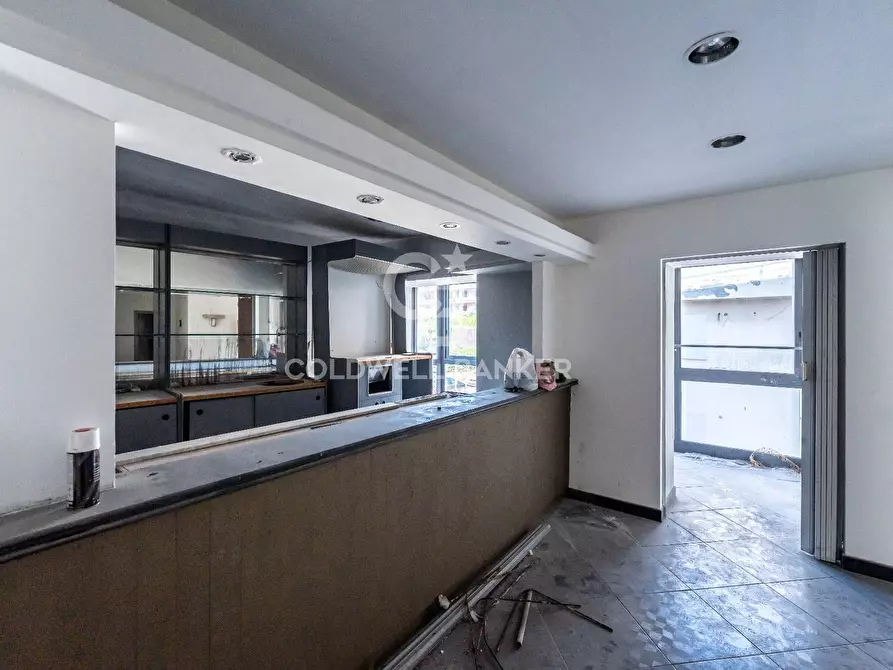 Immagine 95 di Locale commerciale in vendita  in Via Mollica 71 a Aci Castello