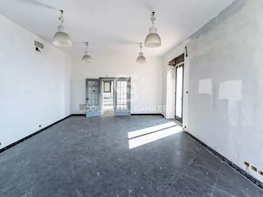 Immagine 105 di Locale commerciale in vendita  in Via Mollica 71 a Aci Castello