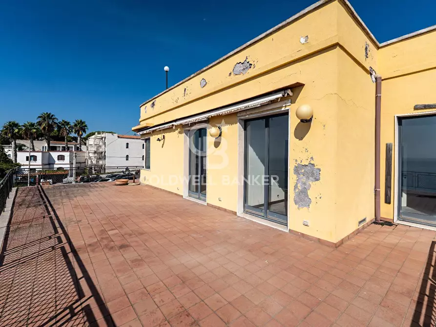 Immagine 69 di Locale commerciale in vendita  in Via Mollica 71 a Aci Castello