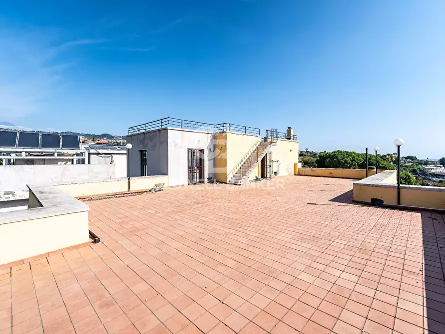 Immagine 113 di Locale commerciale in vendita  in Via Mollica 71 a Aci Castello