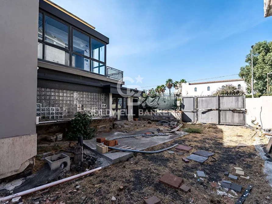 Immagine 120 di Locale commerciale in vendita  in Via Mollica 71 a Aci Castello