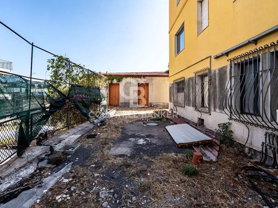 Immagine 29 di Locale commerciale in vendita  in Via Mollica 71 a Aci Castello