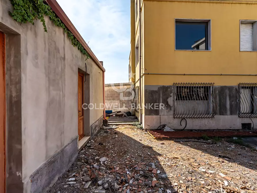 Immagine 33 di Locale commerciale in vendita  in Via Mollica 71 a Aci Castello