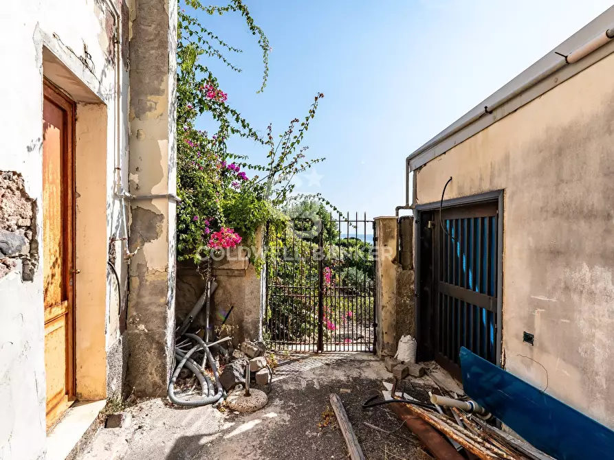 Immagine 121 di Locale commerciale in vendita  in Via Mollica 71 a Aci Castello