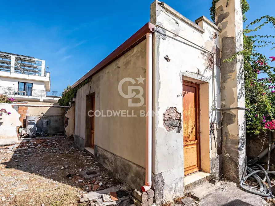 Immagine 38 di Locale commerciale in vendita  in Via Mollica 71 a Aci Castello