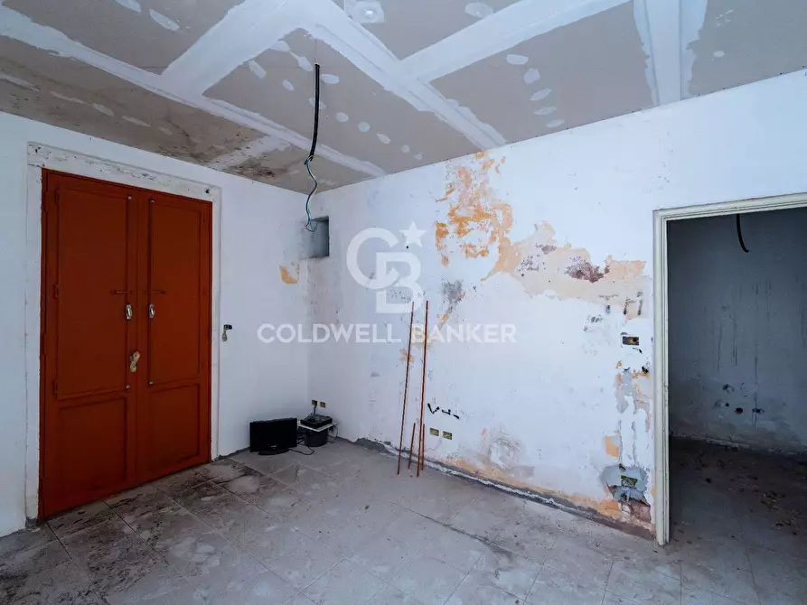 Immagine 122 di Locale commerciale in vendita  in Via Mollica 71 a Aci Castello