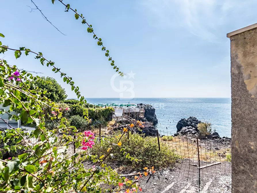 Immagine 39 di Locale commerciale in vendita  in Via Mollica 71 a Aci Castello