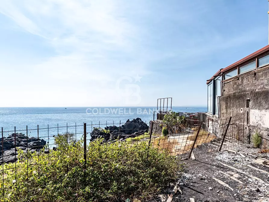 Immagine 126 di Locale commerciale in vendita  in Via Mollica 71 a Aci Castello