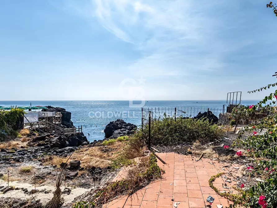 Immagine 129 di Locale commerciale in vendita  in Via Mollica 71 a Aci Castello