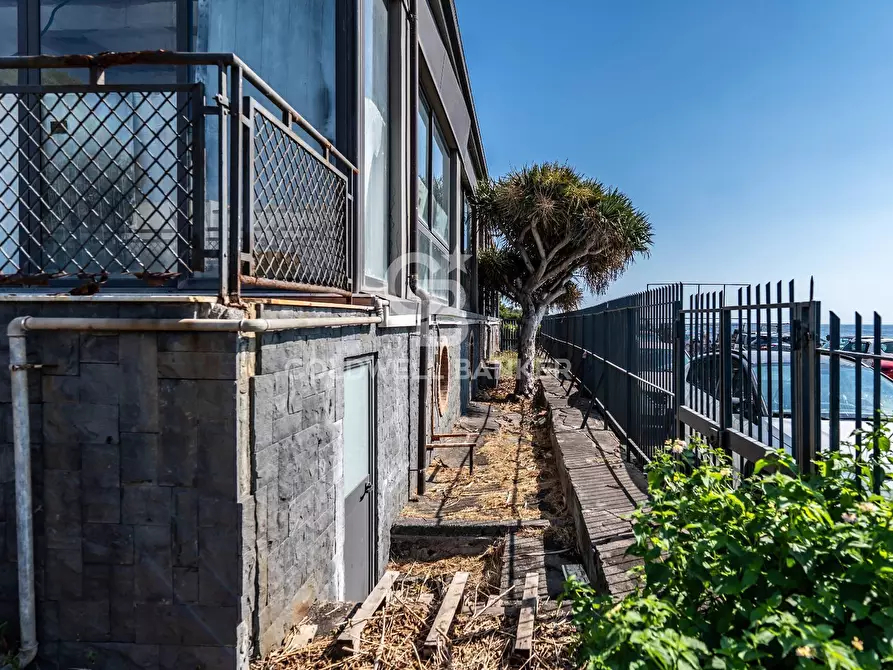 Immagine 11 di Locale commerciale in vendita  in Via Mollica 71 a Aci Castello