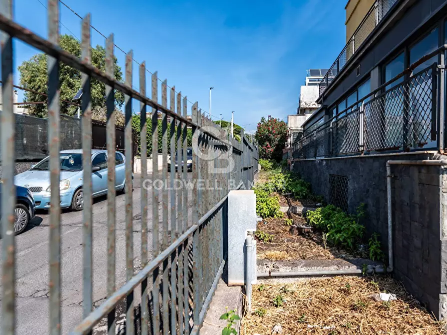 Immagine 10 di Locale commerciale in vendita  in Via Mollica 71 a Aci Castello