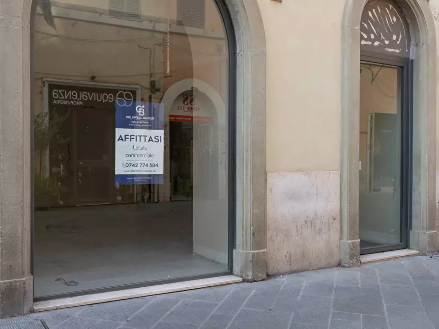 Immagine 1 di Locale commerciale in affitto  in Corso Cavour 86/88 a Foligno