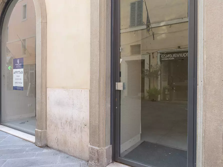 Immagine 2 di Locale commerciale in affitto  in Corso Cavour 86/88 a Foligno