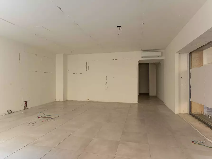 Immagine 6 di Locale commerciale in affitto  in Corso Cavour 86/88 a Foligno