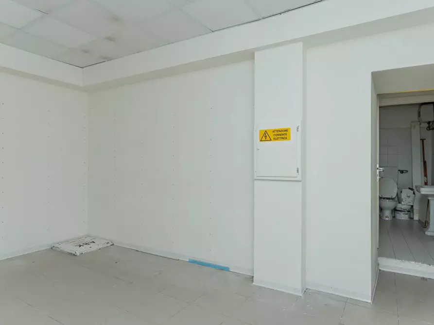 Immagine 8 di Locale commerciale in affitto  in Corso Cavour 86/88 a Foligno