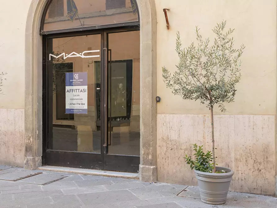 Immagine 1 di Locale commerciale in affitto  in Corso Cavour 74 a Foligno