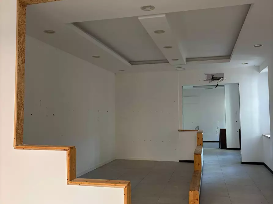 Immagine 6 di Locale commerciale in affitto  in Corso Cavour 100 a Foligno