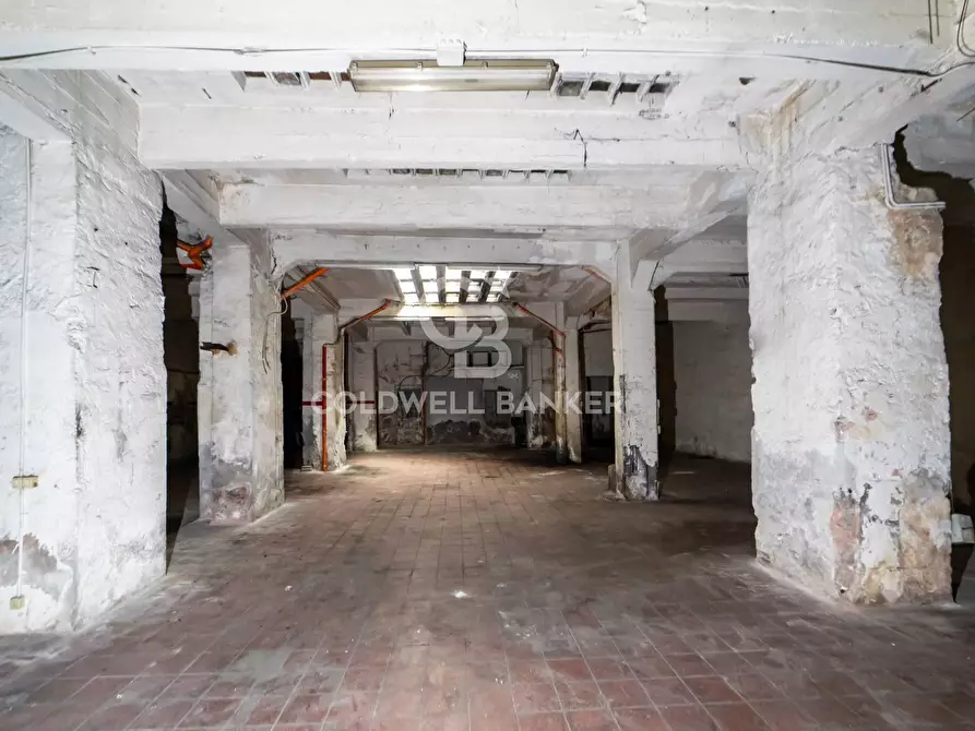 Immagine 13 di Locale commerciale in vendita  in Via De Branca 24-28-30 a Catania