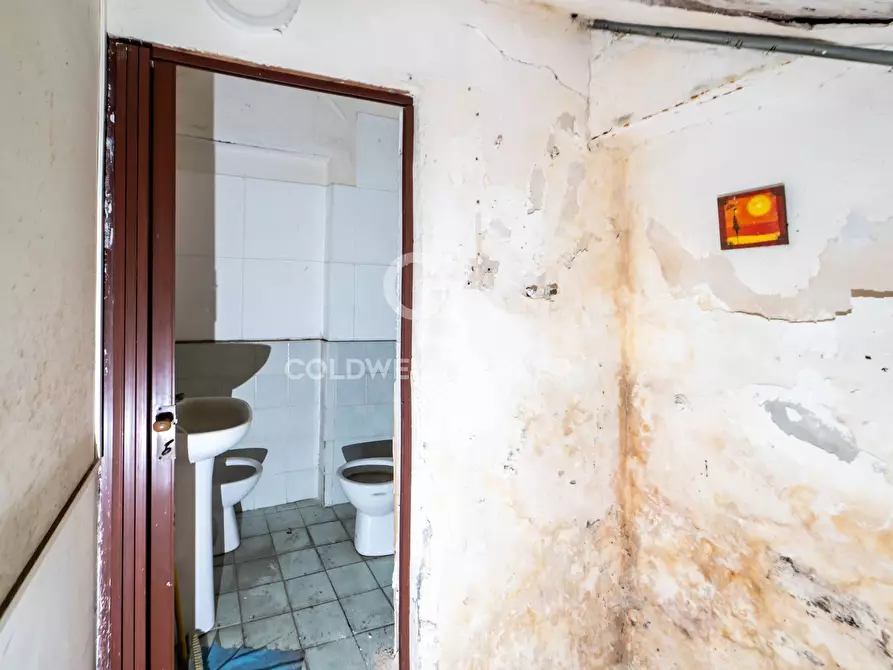 Immagine 25 di Locale commerciale in vendita  in Via De Branca 24-28-30 a Catania